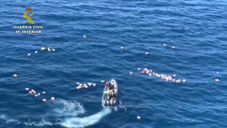 Narcotráfico Guardia Civil: Una lancha de narcos rescata del agua a tres guardias civiles Narcotráfico Guardia Civil: Una lancha de narcos rescata del agua a tres guardias civiles