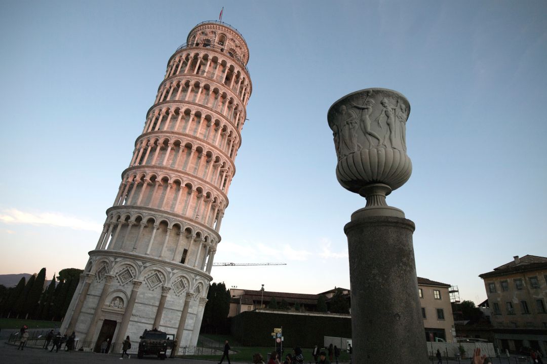 La Torre de Pisa, que se encuentra en la localidad italiana del mismo nombre, tiene una inclinación de casi cuatro metros desde la vertical. La Torre de Pisa, que se encuentra en la localidad italiana del mismo nombre, tiene una inclinación de casi cuatro metros desde la vertical.