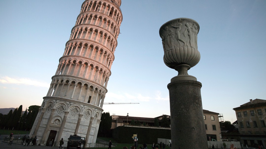 Detenidos dos turistas por escribir su nombre en la Torre de Pisa