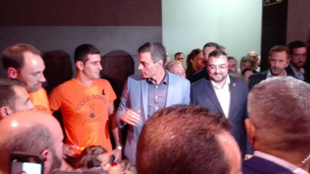Pedro Sánchez recibió de mano de los trabajadores de Vesuvius una camiseta reivindicativa Pedro Sánchez recibió de mano de los trabajadores de Vesuvius una camiseta reivindicativa