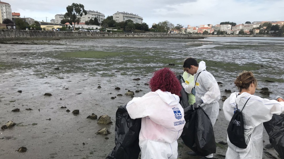 Doscientos voluntarios se concentran para limpiar la ría de O Burgo