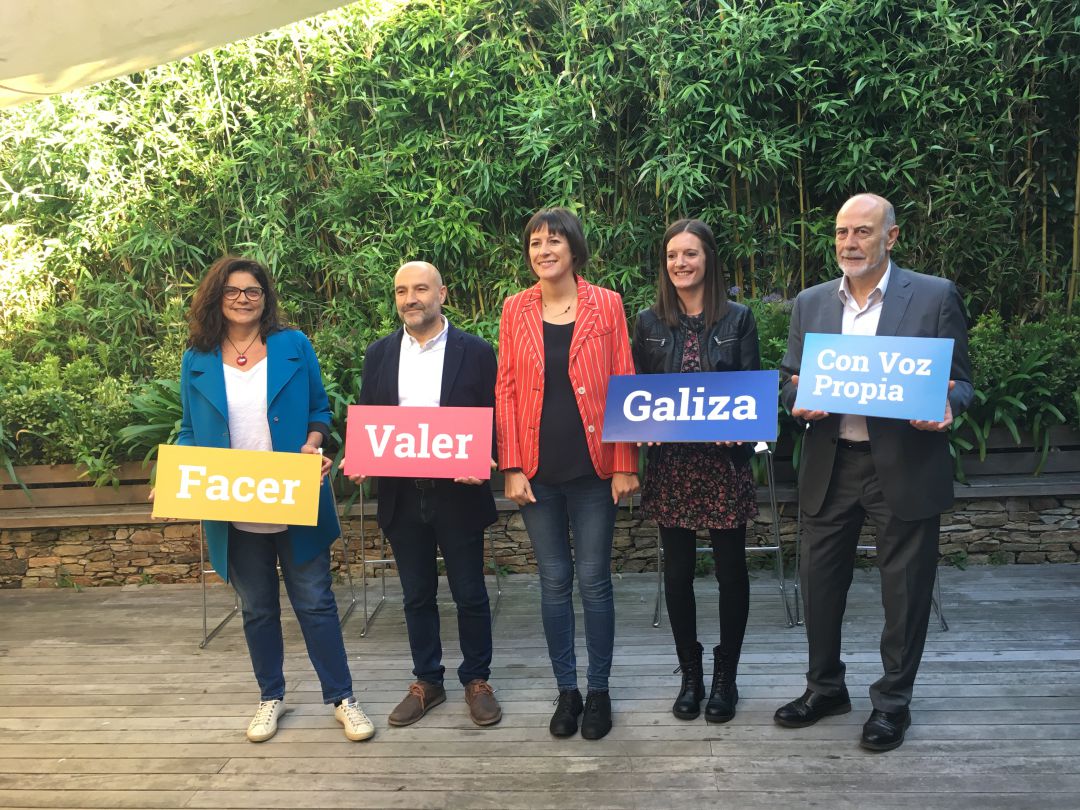 De izquierda a derecha: Carme da Silva (Pontevedra), Néstor Rego (A Coruña), Ana Pontón, Olalla Rodil (Lugo) y Paco García (Ourense) De izquierda a derecha: Carme da Silva (Pontevedra), Néstor Rego (A Coruña), Ana Pontón, Olalla Rodil (Lugo) y Paco García (Ourense)