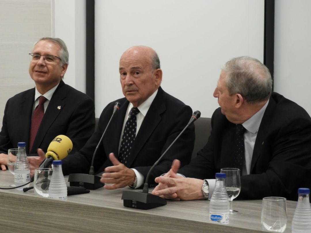 Julio Cuesta, en el centro de la imagen, durante la rueda de prensa que ha ofrecido en la sede del Consejo tras su designación como pregonero de la Semana Santa de Sevilla 2020 Julio Cuesta, en el centro de la imagen, durante la rueda de prensa que ha ofrecido en la sede del Consejo tras su designación como pregonero de la Semana Santa de Sevilla 2020