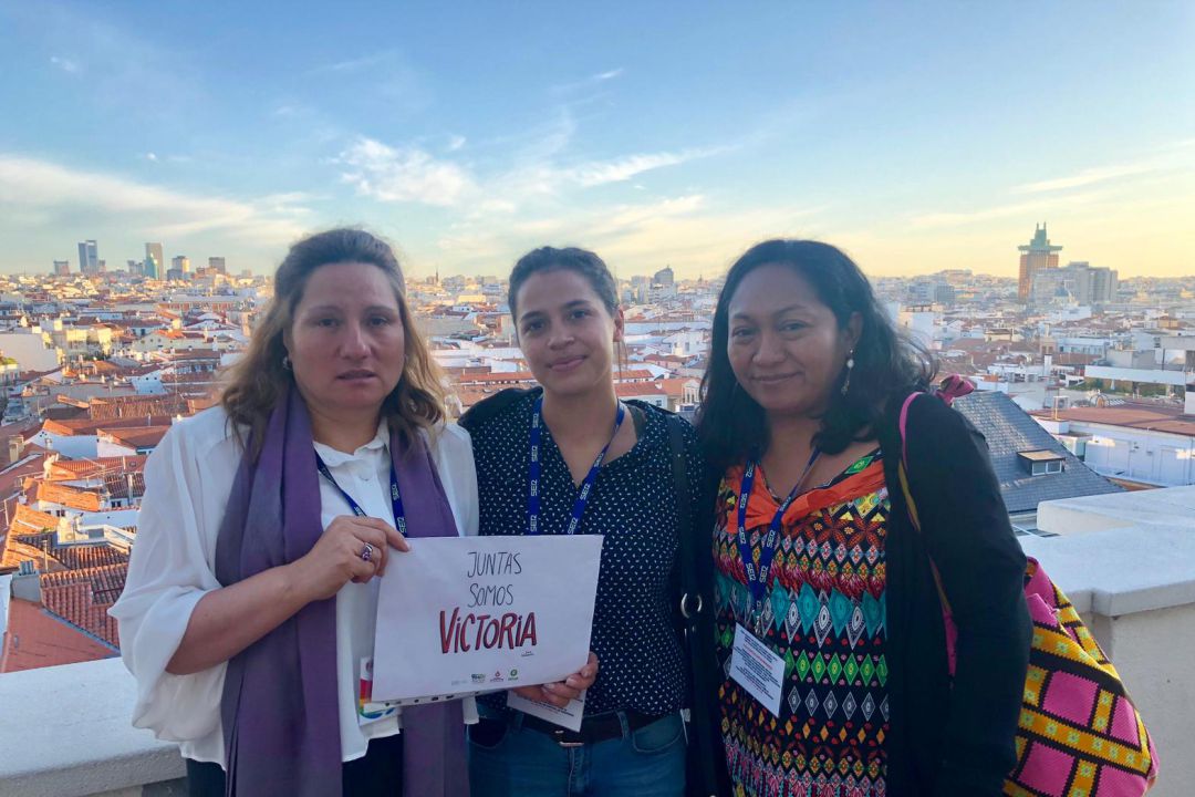 De izquierda a derecha, Luz Amparo Vásquez, Amaya Coppens y Jackeline Romero en la terraza de la Cadena SER De izquierda a derecha, Luz Amparo Vásquez, Amaya Coppens y Jackeline Romero en la terraza de la Cadena SER