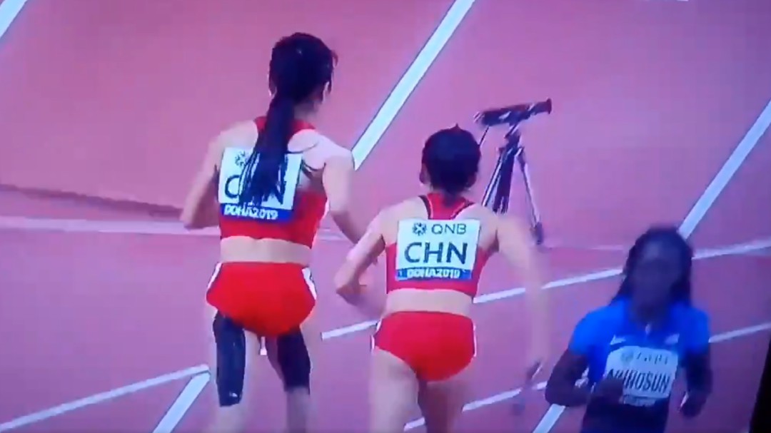 Las atletas chinas firman uno de los peores relevos nunca vistos en un Mundial