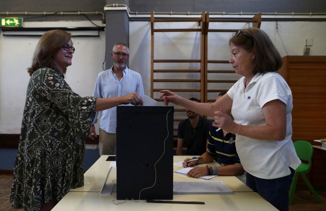 Una mujer vota en las elecciones generales de Portugal Una mujer vota en las elecciones generales de Portugal