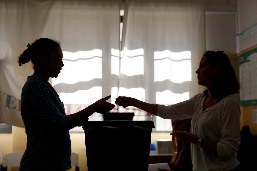 Una mujer se identifica para votar durante la jornada electoral en Lisboa, Portugal. Una mujer se identifica para votar durante la jornada electoral en Lisboa, Portugal.