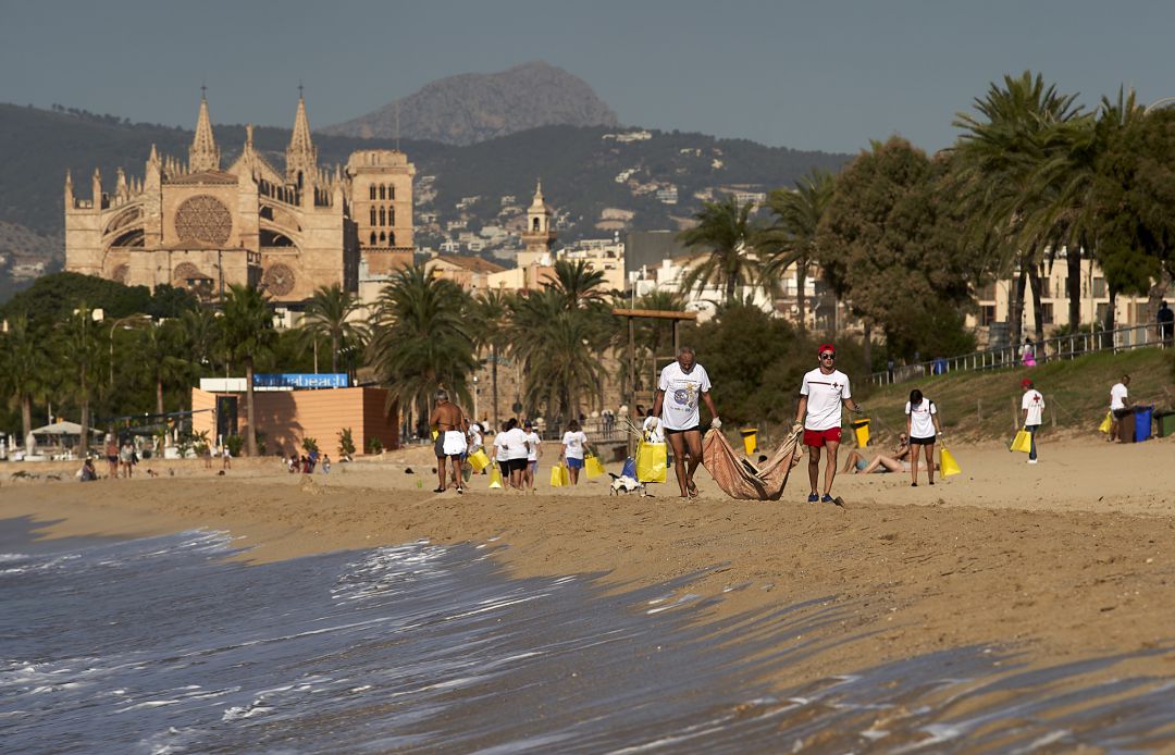 300 kilos de residuos retirados en la playa de Can Pere Antoni 300 kilos de residuos retirados en la playa de Can Pere Antoni