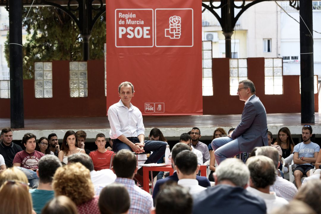 Pedro Duque y Diego Conesa en el encuentro con jóvenes organizado por el PSRM en la Pérgola de San Basilio (Murcia) Pedro Duque y Diego Conesa en el encuentro con jóvenes organizado por el PSRM en la Pérgola de San Basilio (Murcia)