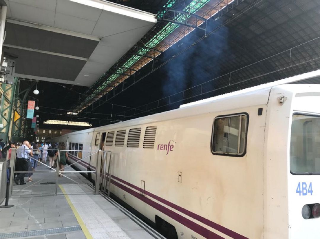Tren diésel en la estación del Norte del València Tren diésel en la estación del Norte del València