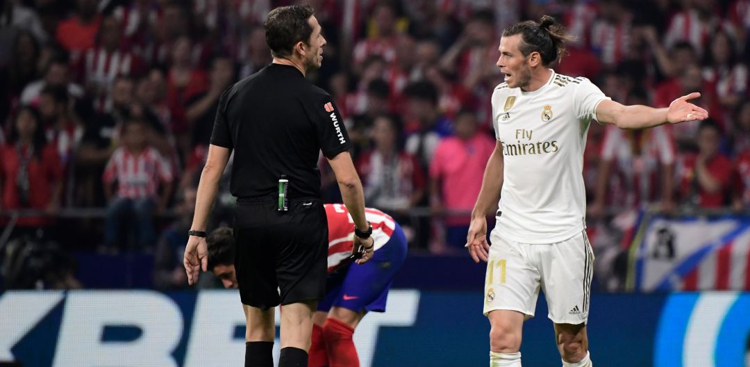 Gareth Bale protesta una acción arbitral durante el derbi ante el Atlético de Madrid Gareth Bale protesta una acción arbitral durante el derbi ante el Atlético de Madrid