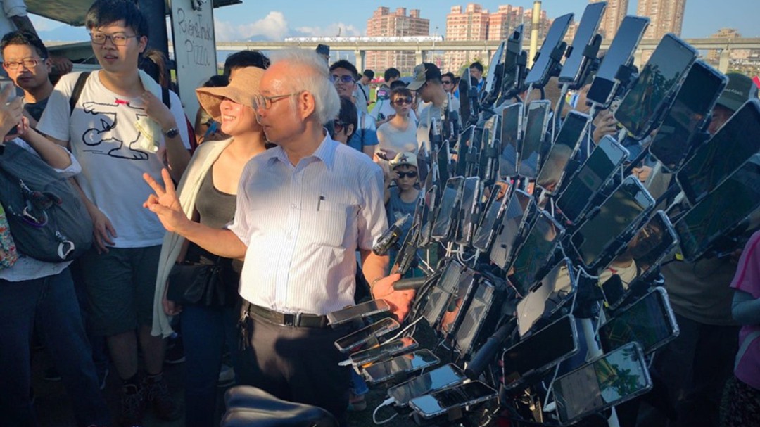 Furor por 'Pokémon Go': un anciano juega con 45 móviles a la vez