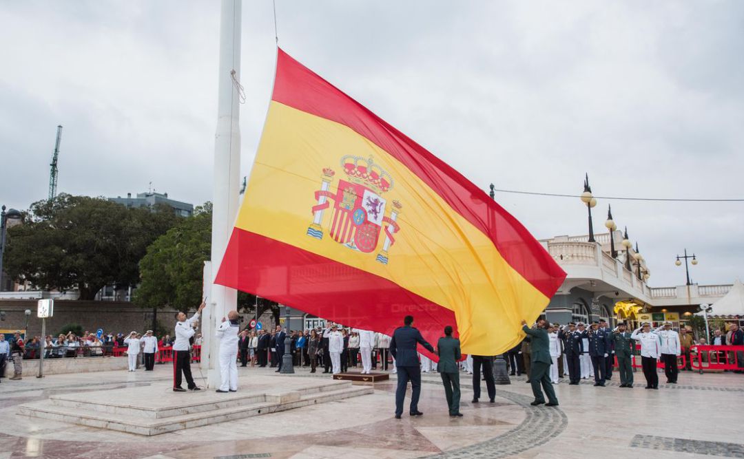 La enseña nacional siendo arriada en el puerto La enseña nacional siendo arriada en el puerto