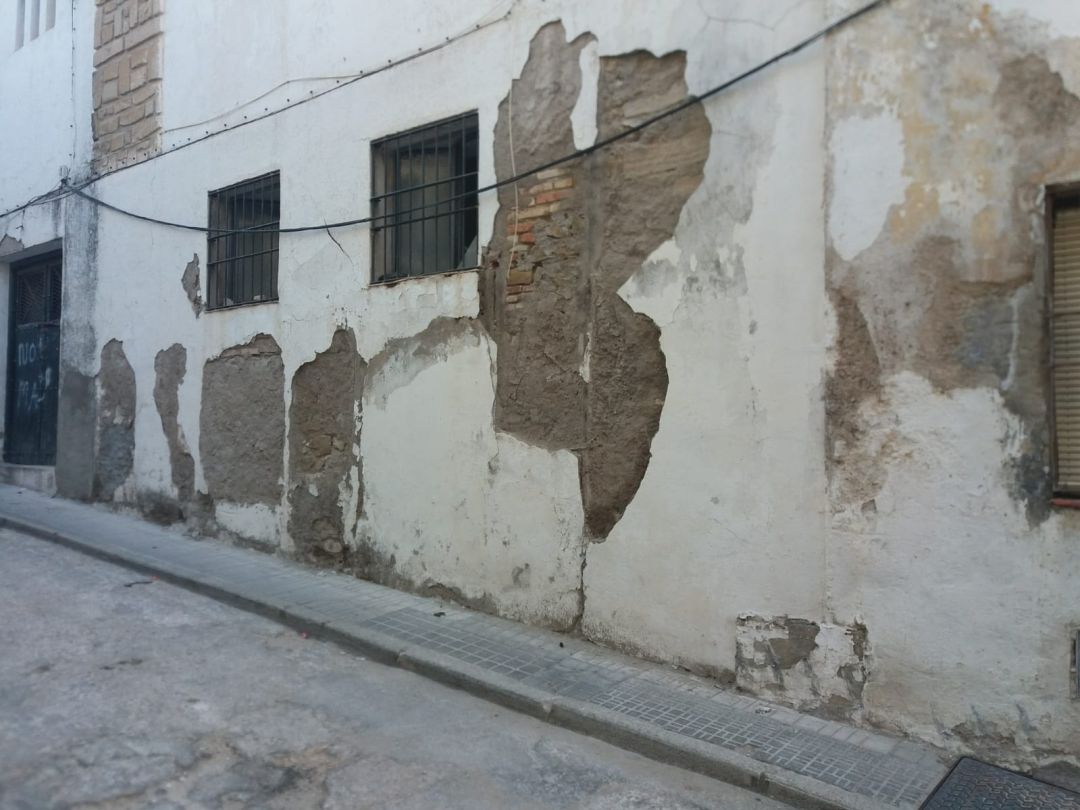 Estado en el que se encuentra la parde lteral del Mercado de Abastos, en la calle del Mercado Estado en el que se encuentra la parde lteral del Mercado de Abastos, en la calle del Mercado