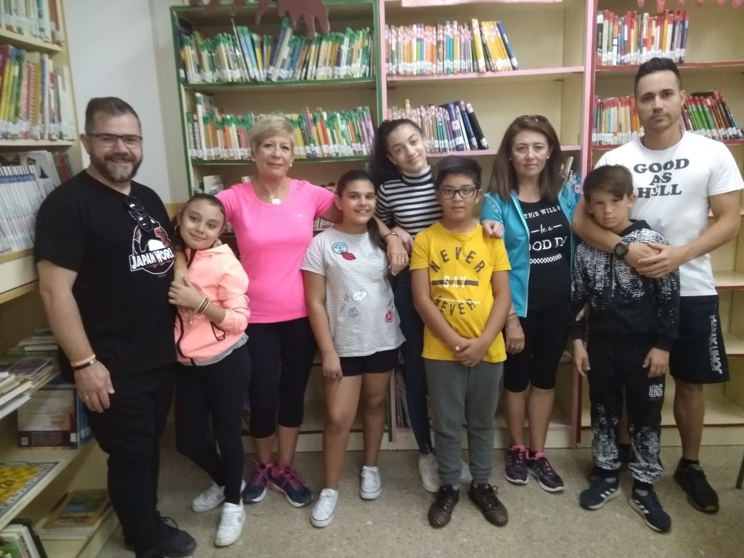 Docentes y estudiantes del Colegio de Educación Primaria Arrayanes, en la biblioteca del centro. Docentes y estudiantes del Colegio de Educación Primaria Arrayanes, en la biblioteca del centro.