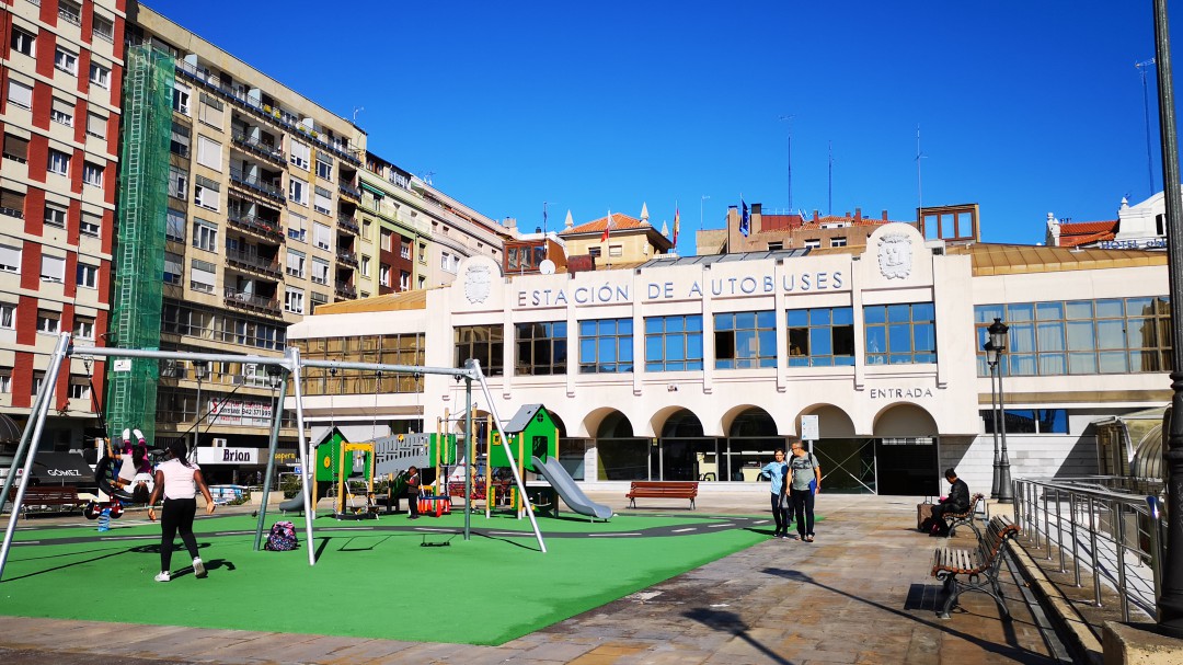 La estación de autobuses de Santander cobra vida en su entorno