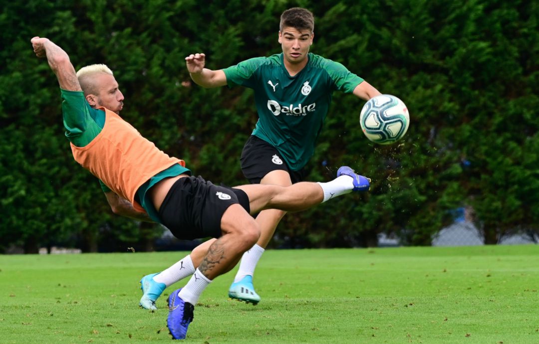 Javier Siverio ha estado haciendo toda la pretemporada con el primer equipo. Javier Siverio ha estado haciendo toda la pretemporada con el primer equipo.