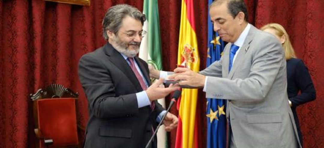 Daniel Bilbao Peña, a la izquierda de la imagen, el día de su nombramiento como decano de la Facultad de Bellas Artes de la Universidad de Sevilla Daniel Bilbao Peña, a la izquierda de la imagen, el día de su nombramiento como decano de la Facultad de Bellas Artes de la Universidad de Sevilla