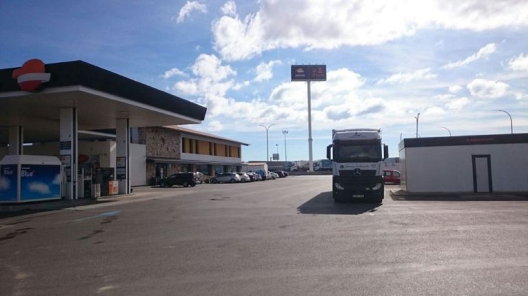 Archivo 2017: Área de Servicio de Ferreruela, donde fue localizado uno de los camiones frigoríficos que transportaba a 6 personas kurdas escondidas Archivo 2017: Área de Servicio de Ferreruela, donde fue localizado uno de los camiones frigoríficos que transportaba a 6 personas kurdas escondidas