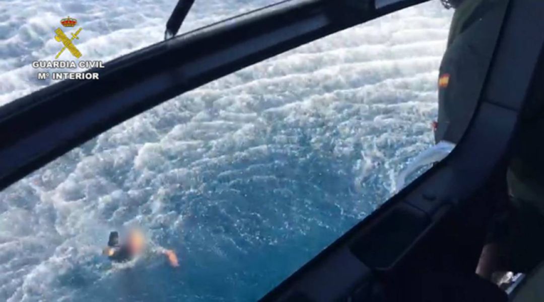 Una embarcación de la Guardia Civil sufre un accidente con una narcolancha durante una intervención frente a la costa de Mijas (Málaga) Una embarcación de la Guardia Civil sufre un accidente con una narcolancha durante una intervención frente a la costa de Mijas (Málaga)