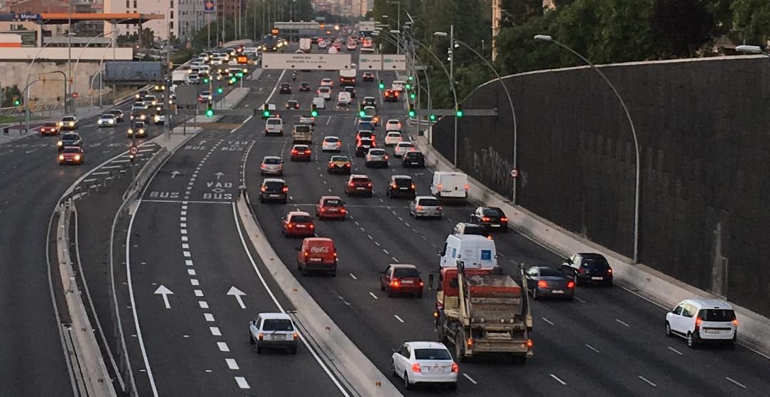 Entrada a l'avinguda Meridiana de Barcelona per la C-58 amb el Bus-VAO a primer terme Entrada a l'avinguda Meridiana de Barcelona per la C-58 amb el Bus-VAO a primer terme