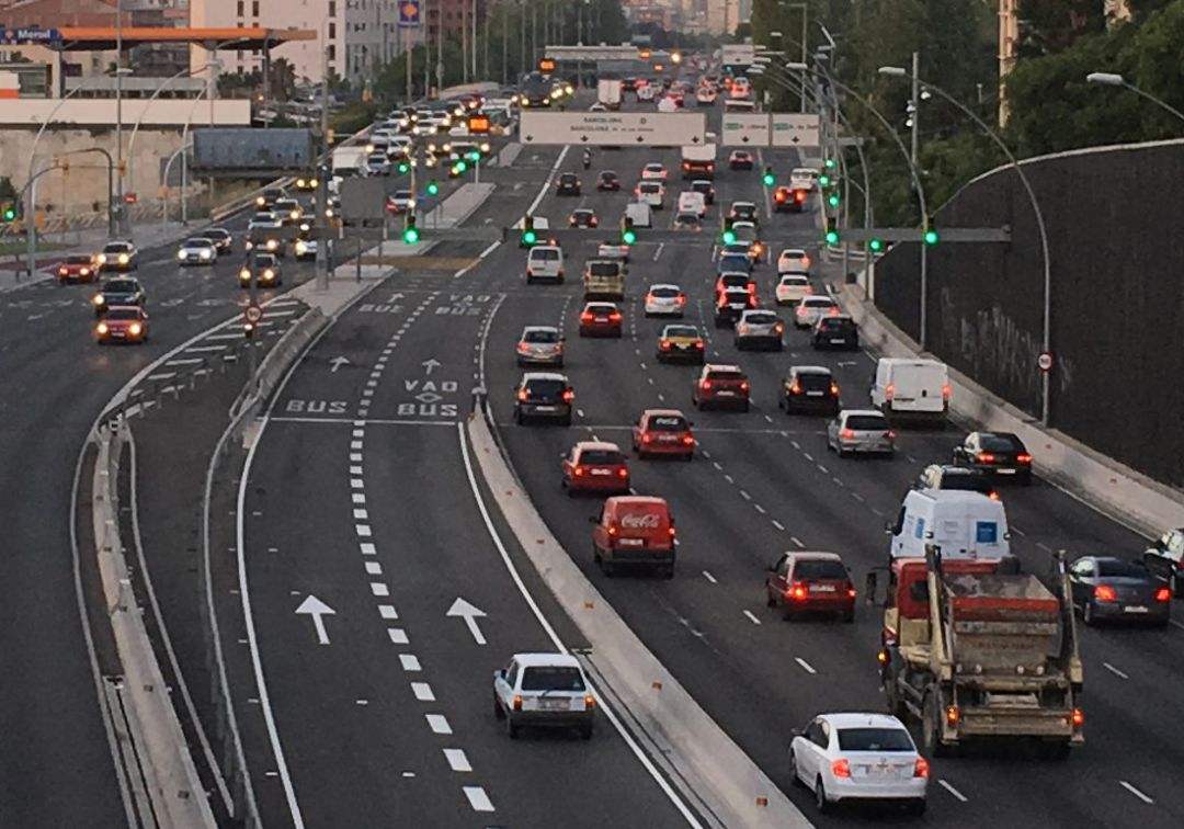 El veto als cotxes contaminants es posarà en marxa sense els carrils bus pendents