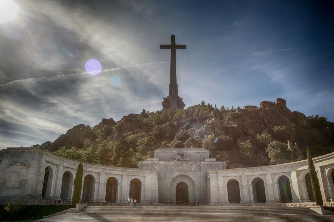 Imagen del Valle de los Caídos, donde está enterrado Francisco Franco, desde allí, según el Gobierno, el cuerpo del dictador será exhumado en “unas semanas”, en San Lorenzo de El Escorial.
Imagen del Valle de los Caídos, donde está enterrado Francisco Franco, desde allí, según el Gobierno, el cuerpo del dictador será exhumado en “unas semanas”, en San Lorenzo de El Escorial.