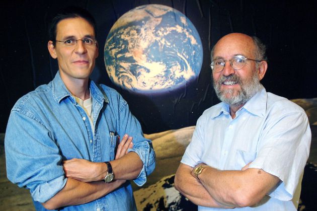 Los astrónomos suizos Michel Mayor y Didier Queloz. Los astrónomos suizos Michel Mayor y Didier Queloz.