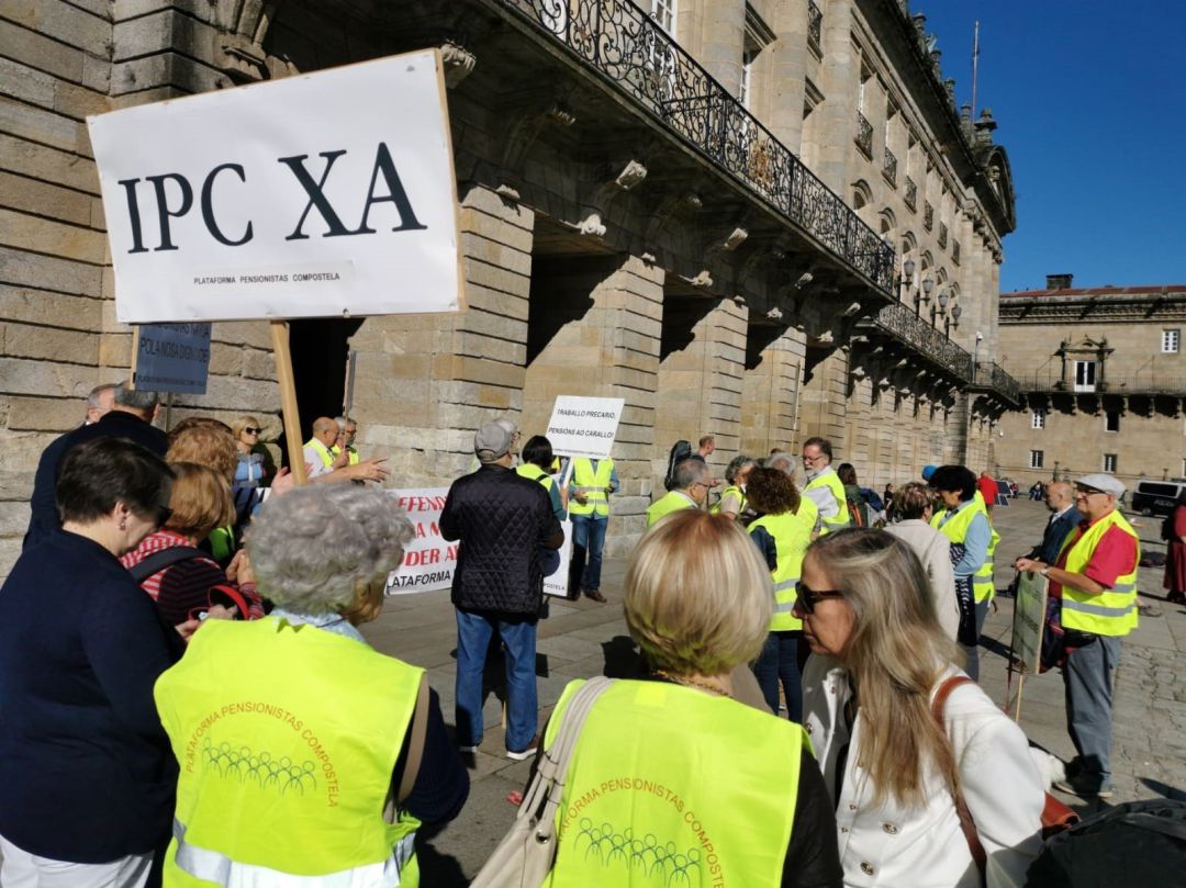 Decenas de jubilados se concentran en la Praza do Obradoiro convocados por la plataforma Pensionistas Compostela. Decenas de jubilados se concentran en la Praza do Obradoiro convocados por la plataforma Pensionistas Compostela.