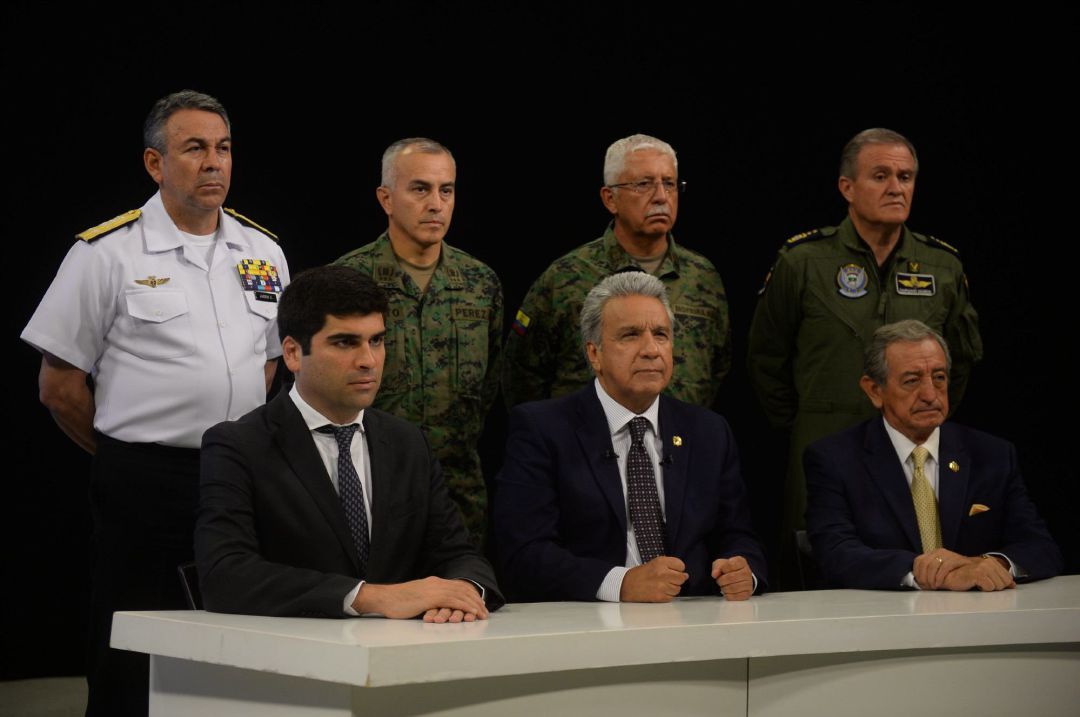 Fotografía cedida que muestra al presidente ecuatoriano, Lenín Moreno (c sentado), quien se dirige acompañado por el vicepresidente, Otto Sonneholzner (i); y el ministro de Defensa, Oswaldo Jarrín (d), este lunes a la nación en un mensaje por cadena nacional en Guayaquil. Fotografía cedida que muestra al presidente ecuatoriano, Lenín Moreno (c sentado), quien se dirige acompañado por el vicepresidente, Otto Sonneholzner (i); y el ministro de Defensa, Oswaldo Jarrín (d), este lunes a la nación en un mensaje por cadena nacional en Guayaquil.