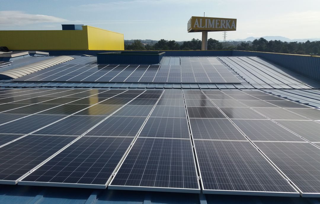 Alimerka pone en marcha la mayor instalación fotovoltaica de Asturias en su centro logístico de Lugo de Llanera. Alimerka pone en marcha la mayor instalación fotovoltaica de Asturias en su centro logístico de Lugo de Llanera.