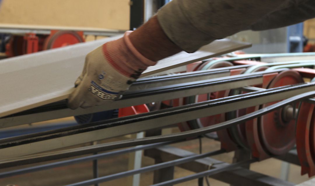 Trabajador en una empresa cerámica Trabajador en una empresa cerámica