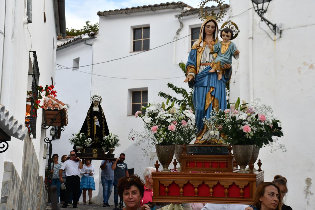 Parauta recupera la procesión del día de la Virgen del Rosario Parauta recupera la procesión del día de la Virgen del Rosario