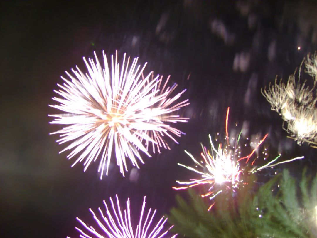 Imagen de archivo de un castillo de fuegos artificiales. Imagen de archivo de un castillo de fuegos artificiales.