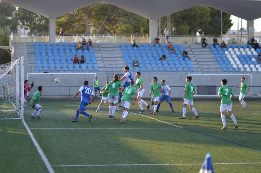 Momento del gol entre el CF Gandia y el Villena Momento del gol entre el CF Gandia y el Villena