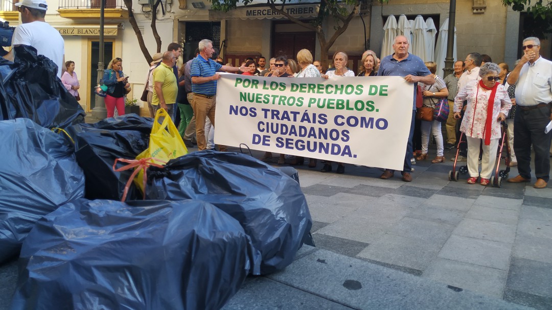 Vecinos de La Barca piden una mejora en el servicio de la recogida de basura