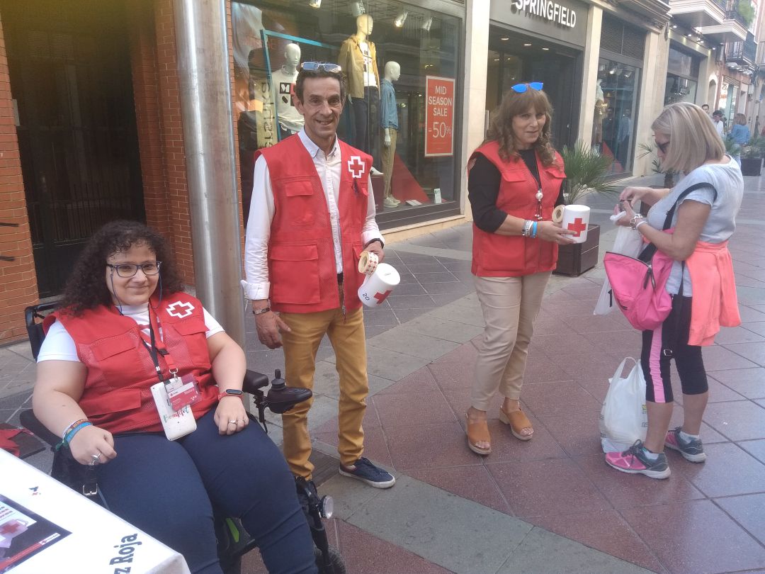 Voluntarios de Cruz Roja en el "Día de la Banderita". Voluntarios de Cruz Roja en el "Día de la Banderita".