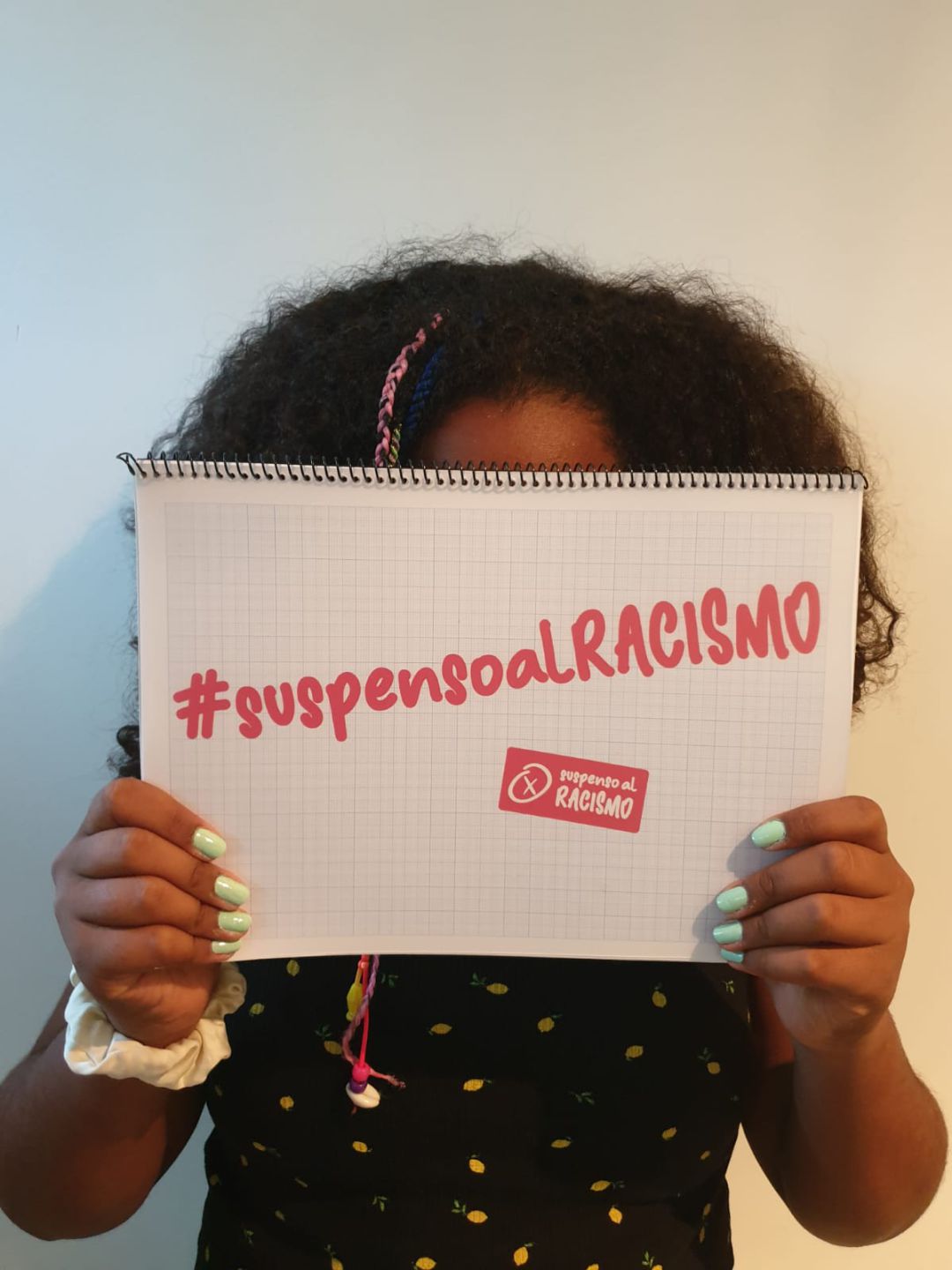 Camila, en una foto de apoyo a la campaña #suspensoalRACISMO iniciada por su familia Camila, en una foto de apoyo a la campaña #suspensoalRACISMO iniciada por su familia