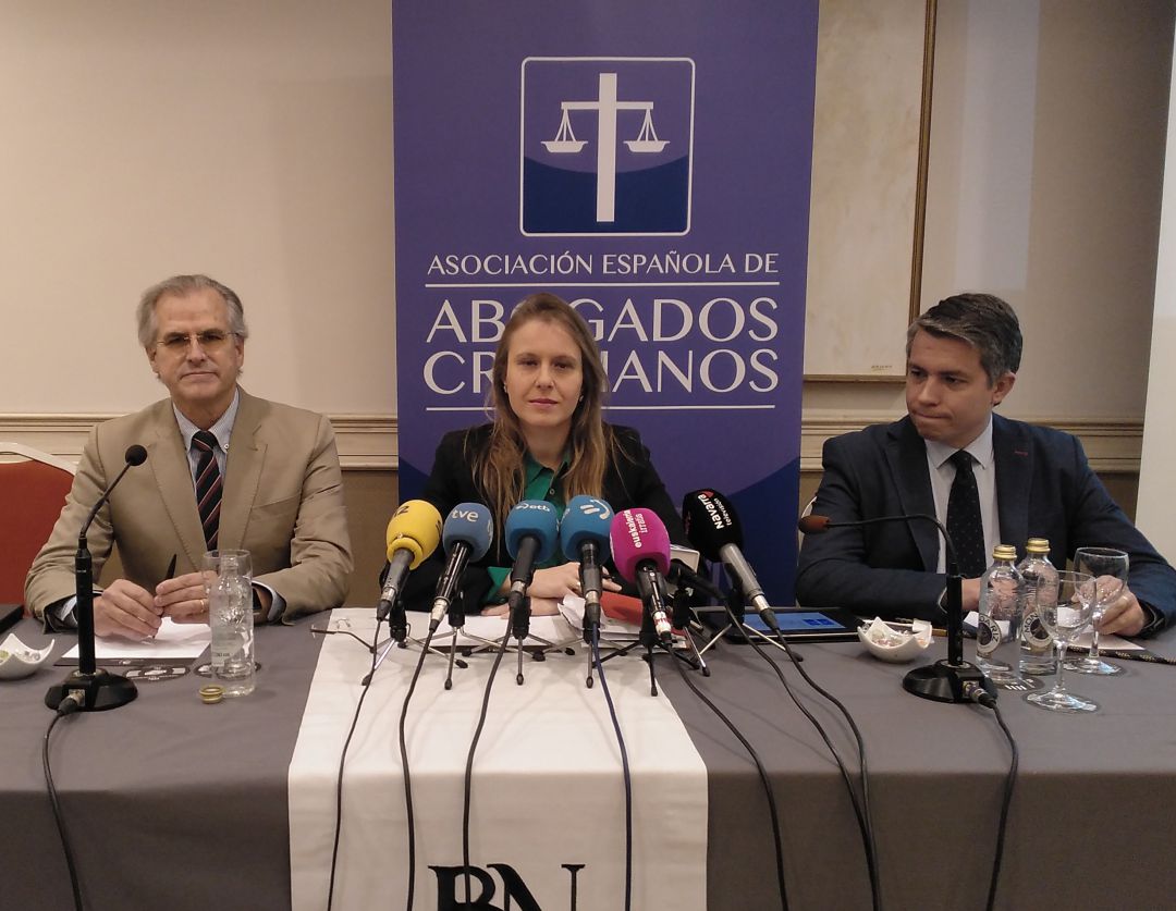 Polonia Castellanos, en el centro, presidenta de la Asociación Española de Abogados Cristianos Polonia Castellanos, en el centro, presidenta de la Asociación Española de Abogados Cristianos