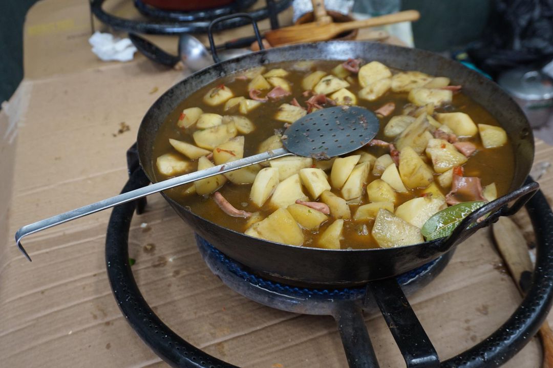 Cazuela con uno de los guisos de patata de anteriores ediciones Cazuela con uno de los guisos de patata de anteriores ediciones