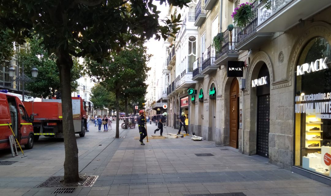 Desalojado un edificio de la calle Dato por riesgo de derrumbe Desalojado un edificio de la calle Dato por riesgo de derrumbe