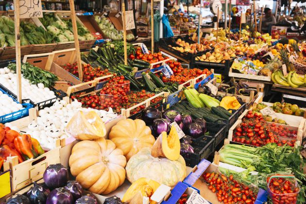 Puestos de fruta y verdura en el Mercato Ballaro Puestos de fruta y verdura en el Mercato Ballaro