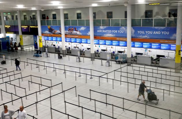 Los mostradores de facturación de Thomas Cook en el aeropuerto de Gatwitk, de Londres, vacíos Los mostradores de facturación de Thomas Cook en el aeropuerto de Gatwitk, de Londres, vacíos