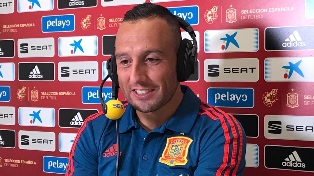 Santi Cazorla: "¿Que Casillas me llamó para ir al Madrid? No, era yo el que lo llamaba para ir"