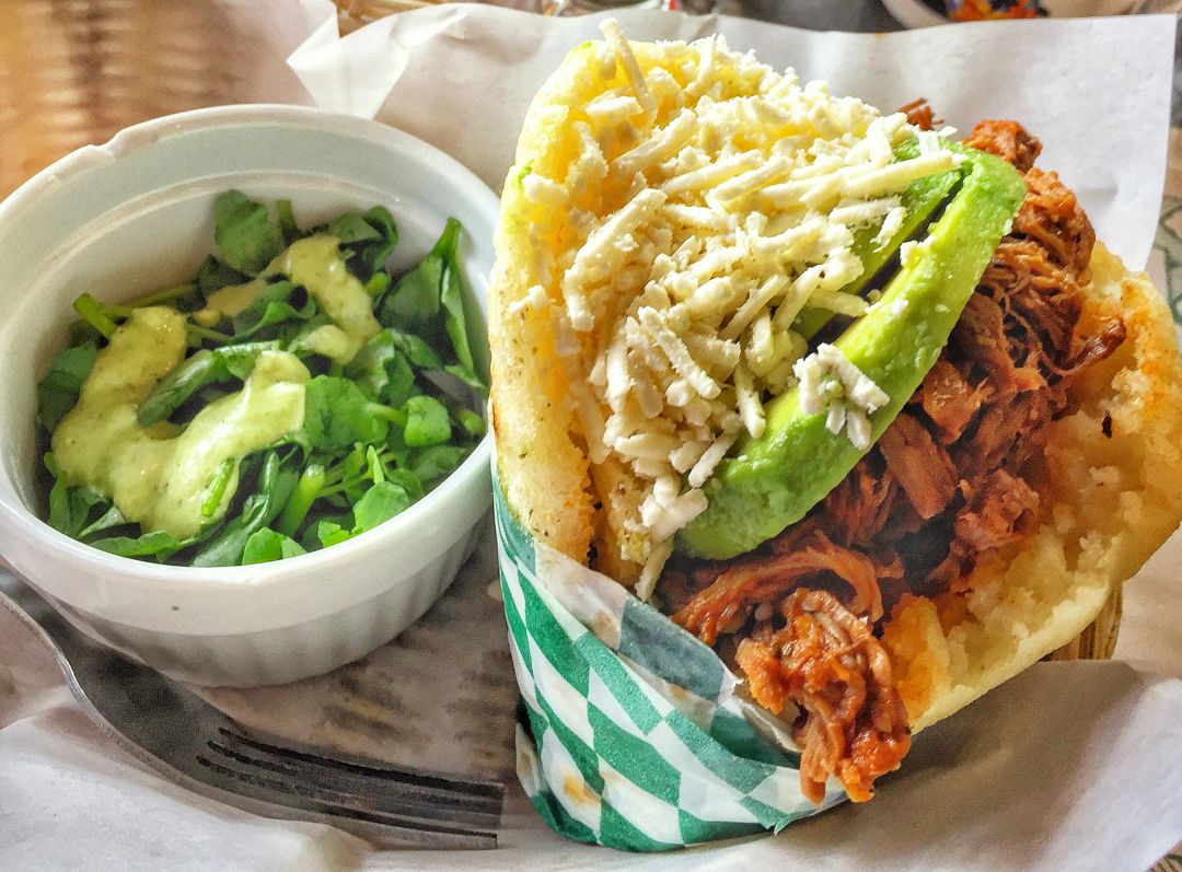 La arepa es el plato nacional de Venezuela, pero su popularidad global va en aumento. La arepa es el plato nacional de Venezuela, pero su popularidad global va en aumento.