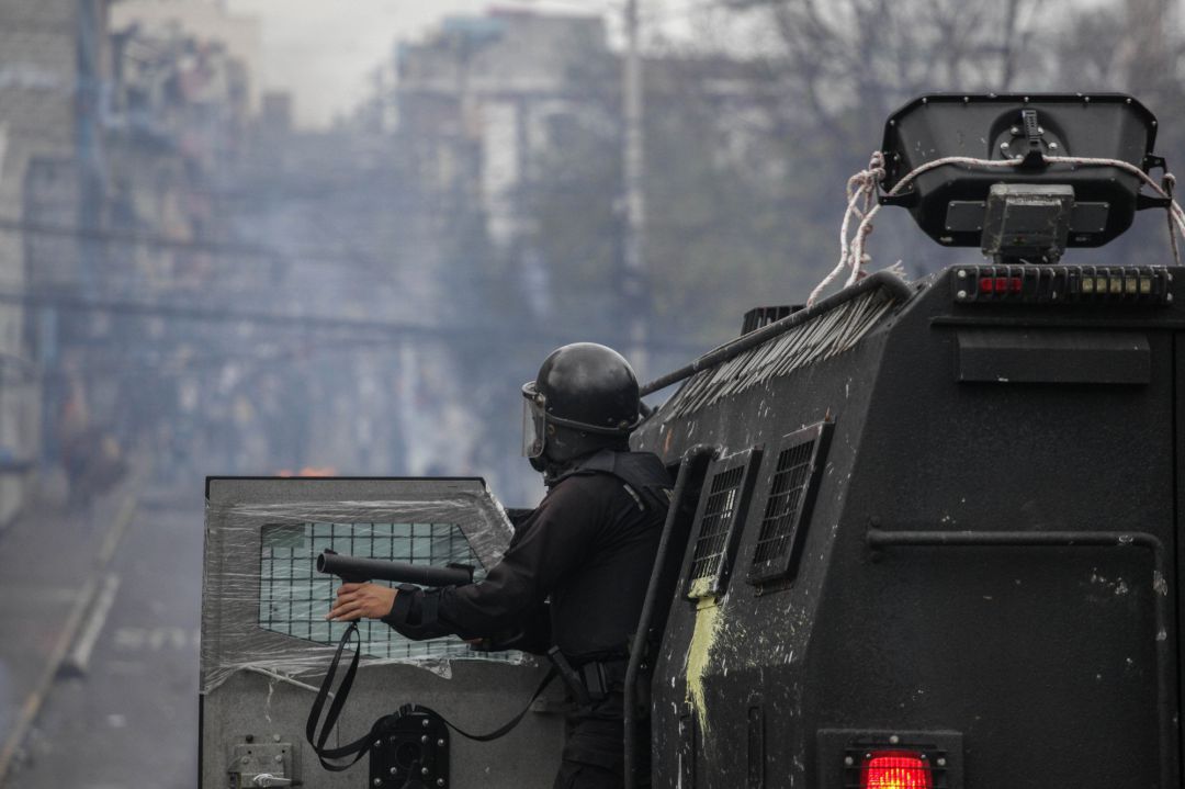 Policía frente a la protesta indígena en Ecuador. Policía frente a la protesta indígena en Ecuador.