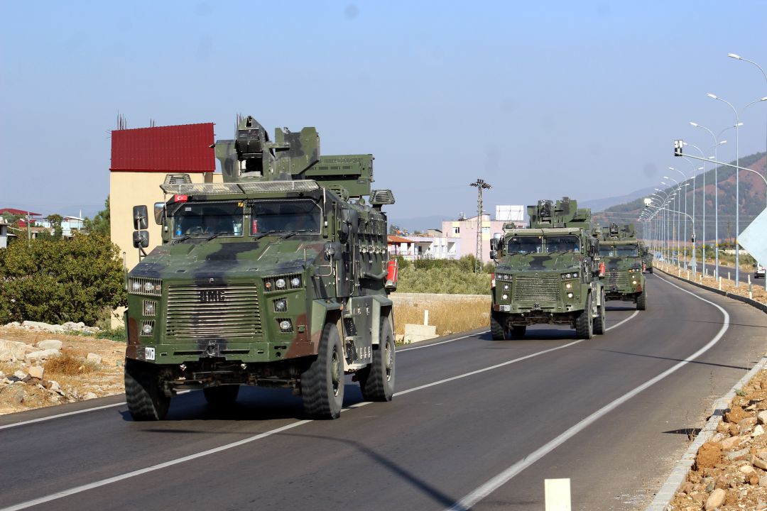 Vehículos de las Fuerzas Armadas turcas, desplazándose hacia la frontera siria. Vehículos de las Fuerzas Armadas turcas, desplazándose hacia la frontera siria.