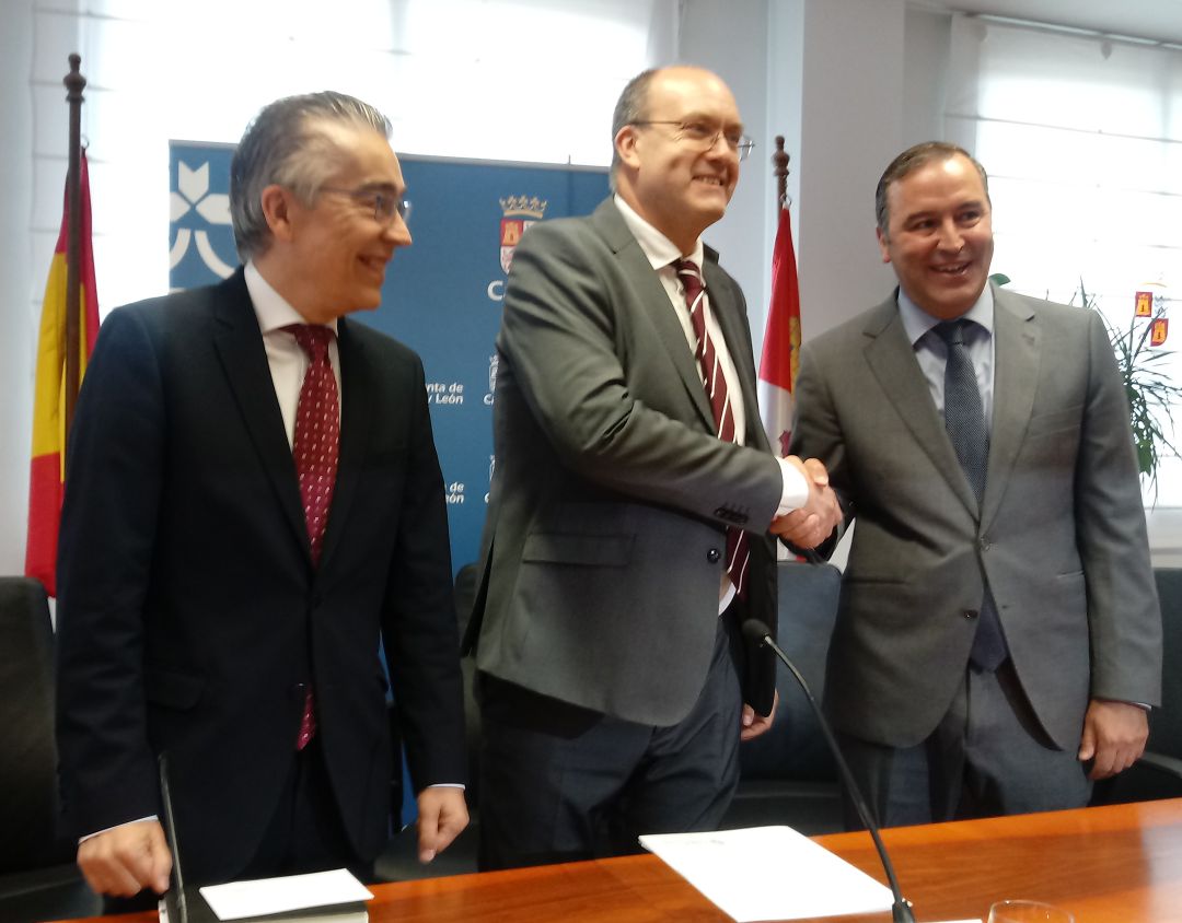 José Antonio Antón (dcha) es saludado por el director de Centros de la Consejería de Educación, José Migguel Sáez, en presencia del Delegado de la Junta en Burgos, Roberto Sáiz José Antonio Antón (dcha) es saludado por el director de Centros de la Consejería de Educación, José Migguel Sáez, en presencia del Delegado de la Junta en Burgos, Roberto Sáiz
