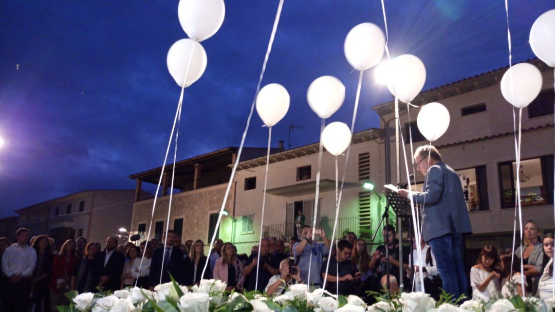 13 centros florales y 13 globos por cada una de las víctimas de la tragedia