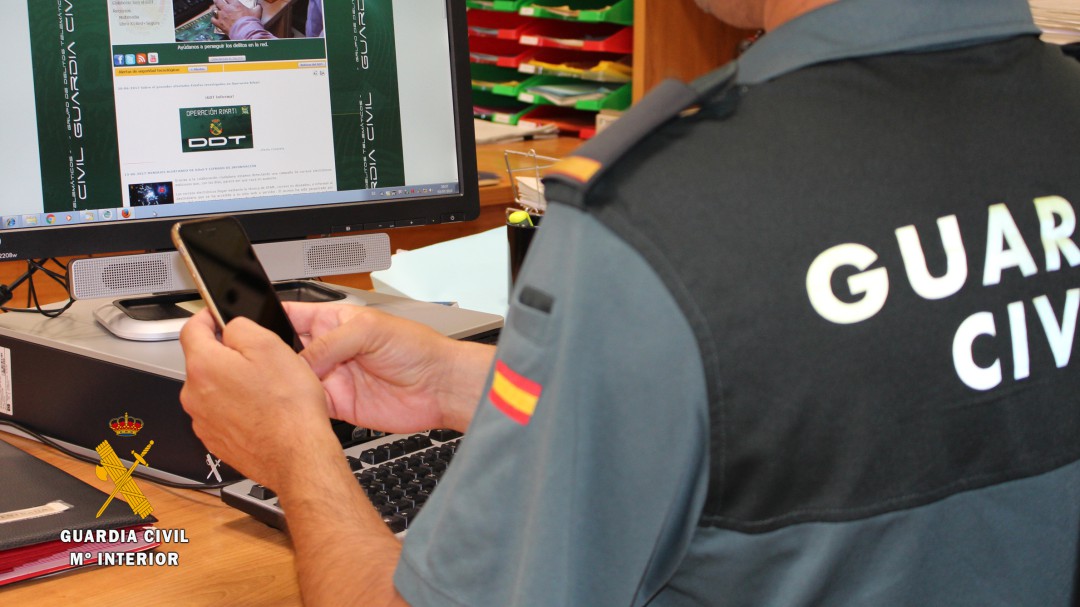 Se hace pasar por una compañera de instituto para pedir fotos a sus amigas